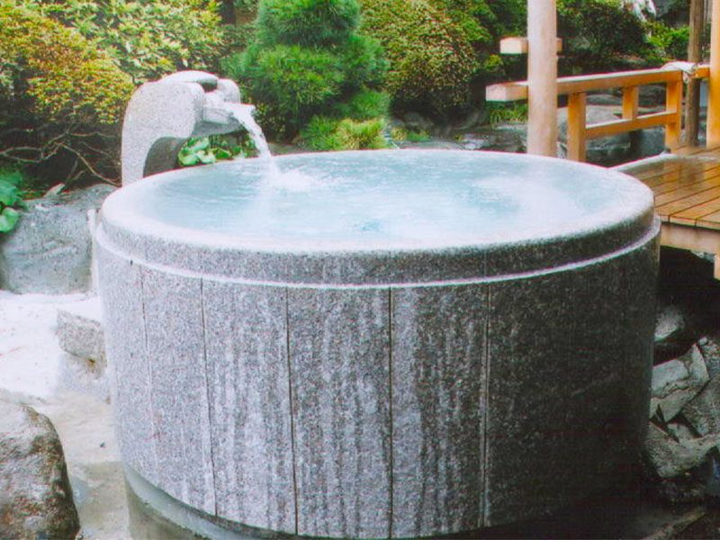 庭に置いた丸型の石の浴槽